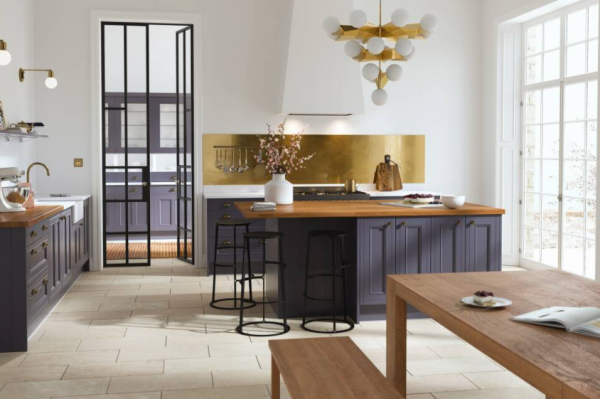 Dapur dengan aksesori tembaga yang mengilap